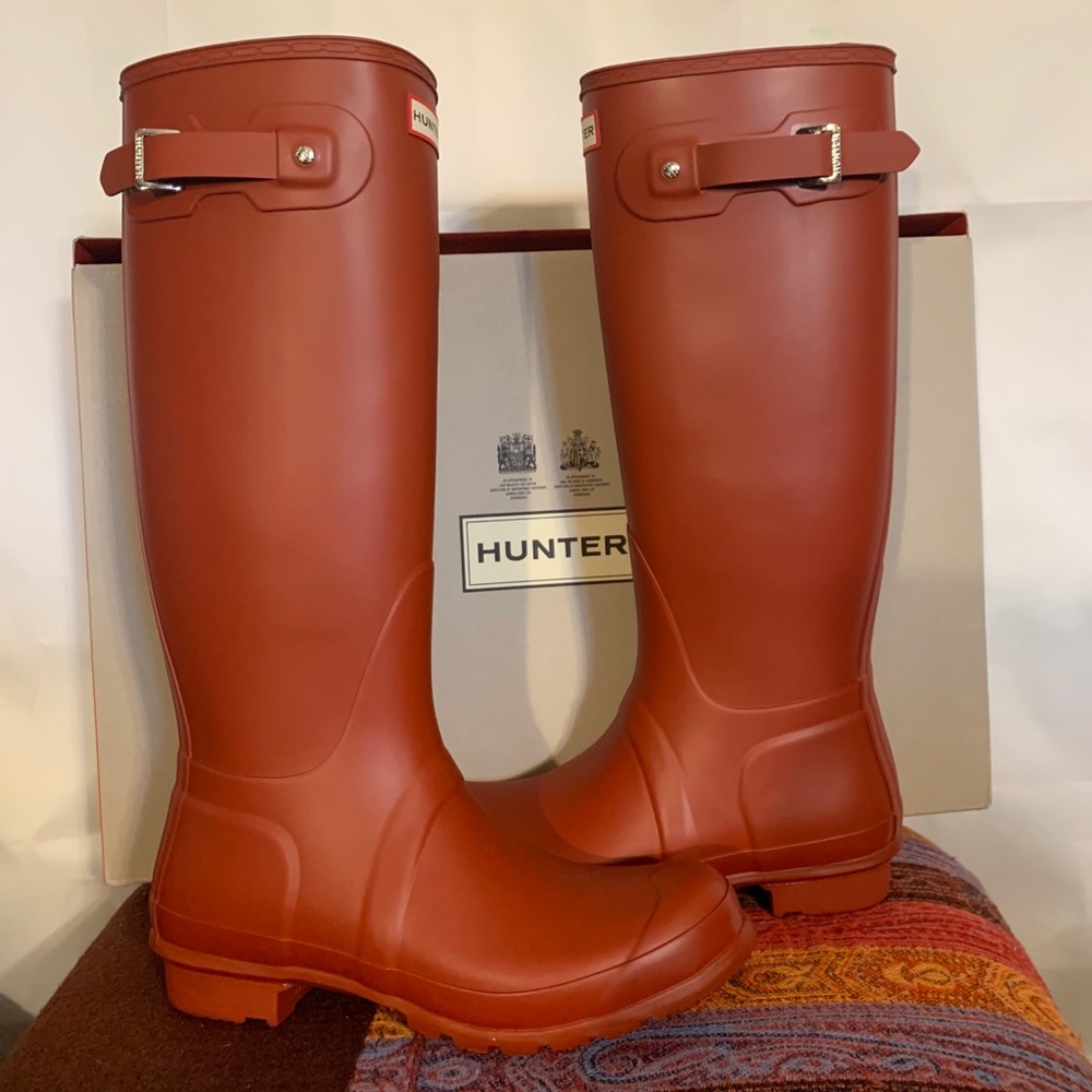 Hunter original tall boots in military red, NIB 10